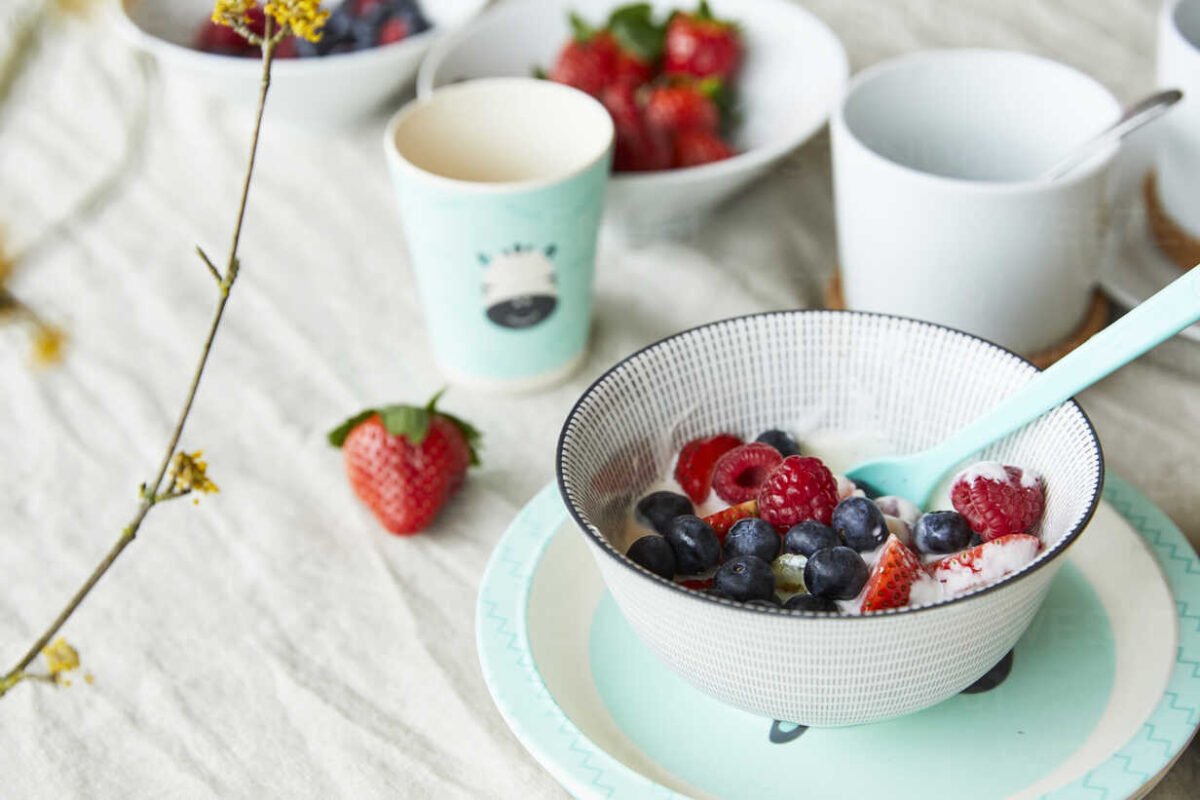 bowl of fruit muesli on breakfast table FSF01063 I migliori prezzi sul mercato - Da 50 anni!